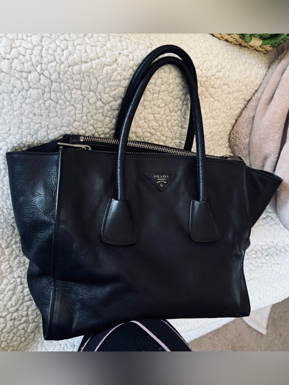 Prada AUTHENTIC Glacé Calf Twin Pocket Black Leather 2-Way Tote Bag - Picture 3 of 16